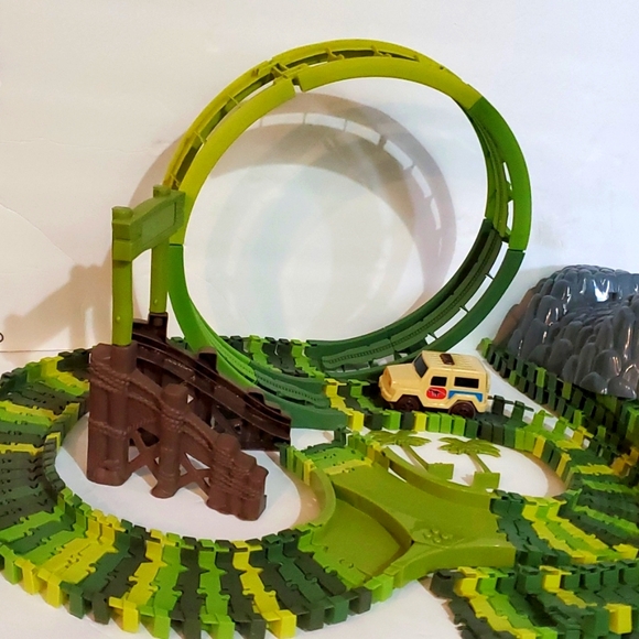 LAST CHANCE Magic Tracks Set Dino Green Camo Safari Truck - Picture 3 of 9